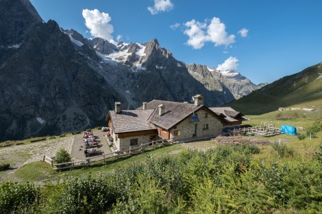 Rifugio Bonatti, 2025m high