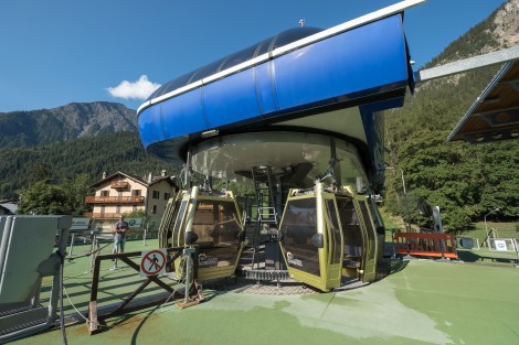 Taking the Courmayeur Mont Blanc Funivie cable car from Dolonne