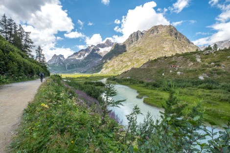 Walking along the valley bed towards Rifugio Elisabetta