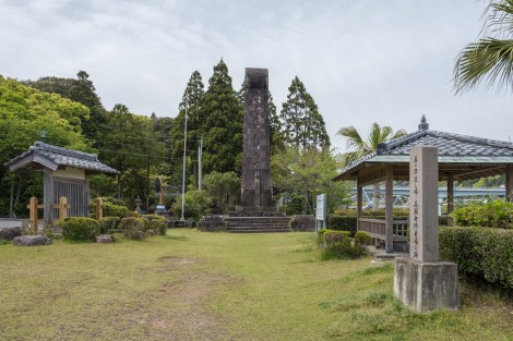 A memorial to Emperor Jimmu, long believed to have departed from this bay by ship to reach Yamato (Nara) where he established rule as the first Emperor of Japan