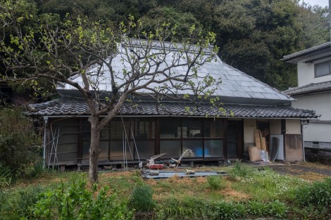 An old house that once upon a time would've had a thatched roof