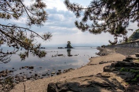 'Meiwa' rock island with the Tateyama mountain range in the background, Amaharashi Coast Quasi-national Park
