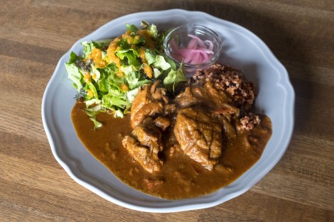 Curry for lunch at Calmiss Cafe in Pippu