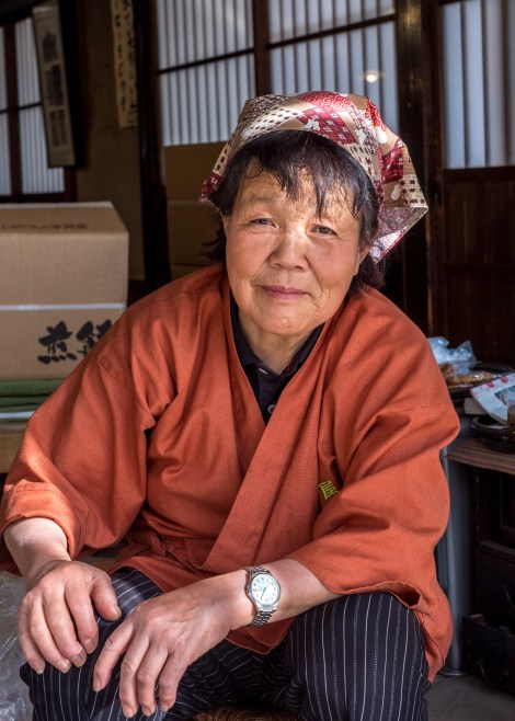 A lady selling senbei rice crackers in Ouchi-juku
