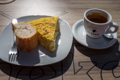Tortilla and a cafe solo in Pasajes de San Juan