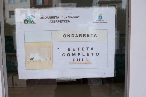 'Completo' - a sign no pilgrim ever wants to see on arrival at an albergue
