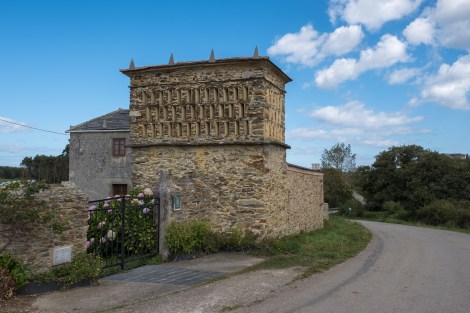 An interesting structure / granary / pigeon coop?
