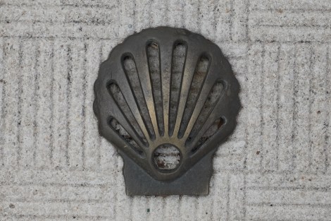 A camino waymark in Abadín